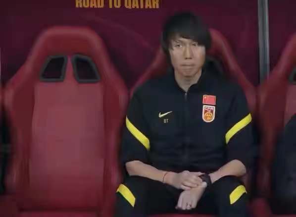 李铁称国足很不容易！网友吐槽：长津湖的前辈才不容易休闲区蓝鸢梦想 - Www.slyday.coM