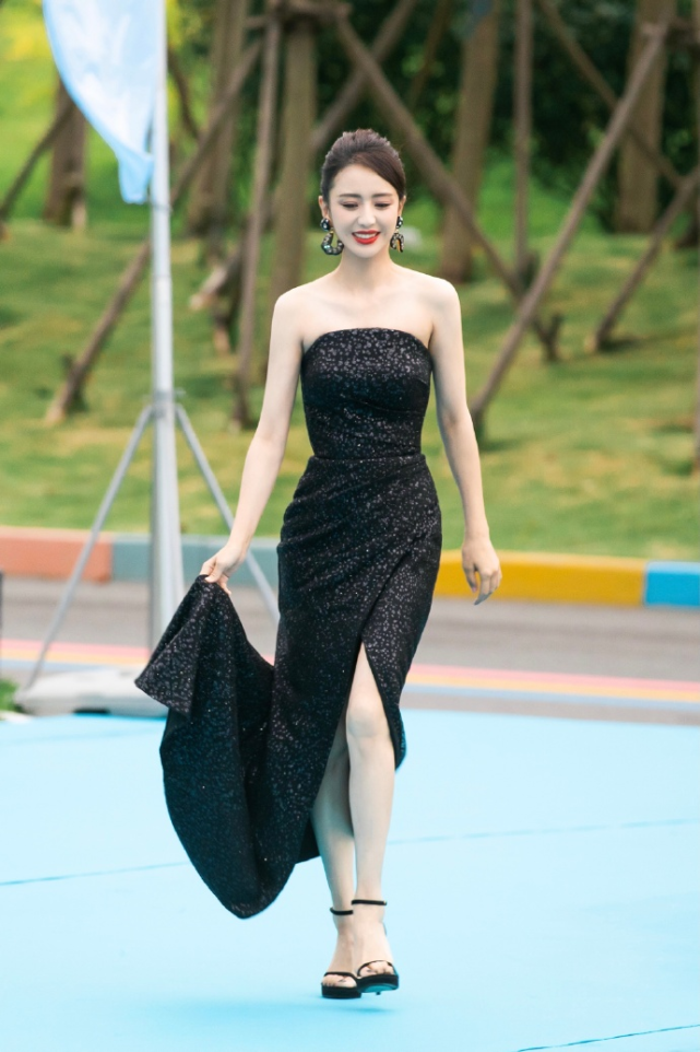 佟丽娅不愧是天然美女一袭抹胸连衣裙美得让人移不开眼