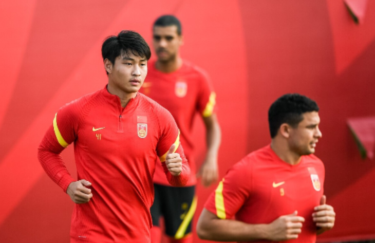 PK越南！国足首发11人浮现：2大中锋武磊领衔，阿兰和洛国富上位休闲区蓝鸢梦想 - Www.slyday.coM