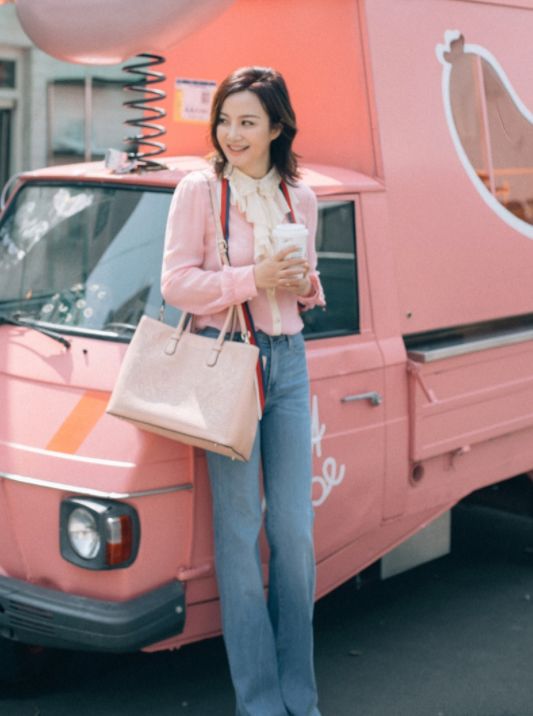 陶红早秋造型真美,粉色衬衫配牛仔裤温柔大方,显气质又减龄