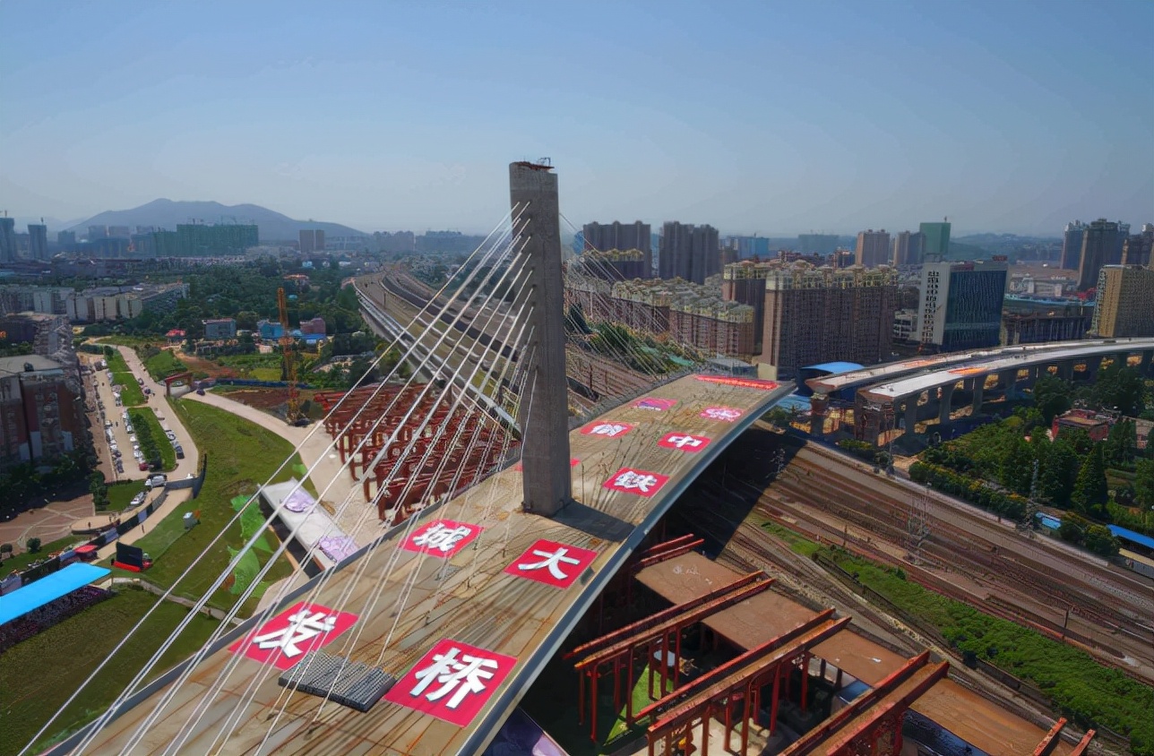 8万吨大桥轻松转动中国造又一工程奇迹连欧美都不得不折服