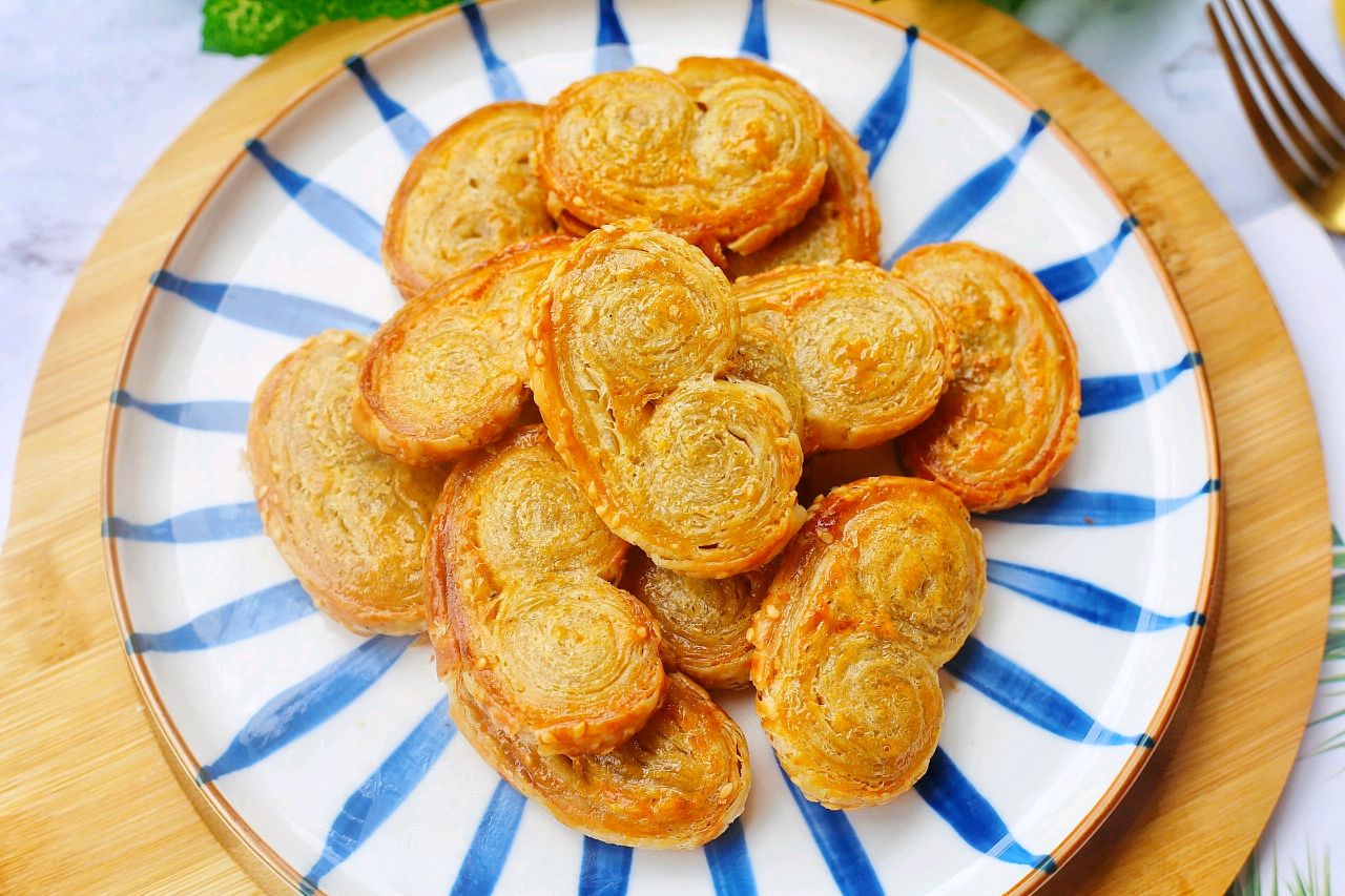 用手抓饼来做蝴蝶酥无需揉面厨房小白也能轻松搞定