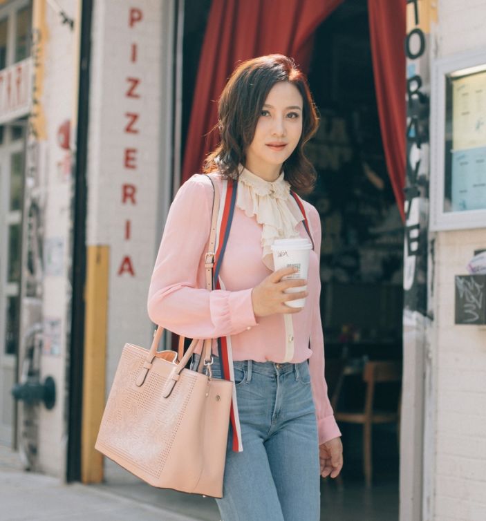 陶红早秋造型真美,粉色衬衫配牛仔裤温柔大方,显气质又减龄