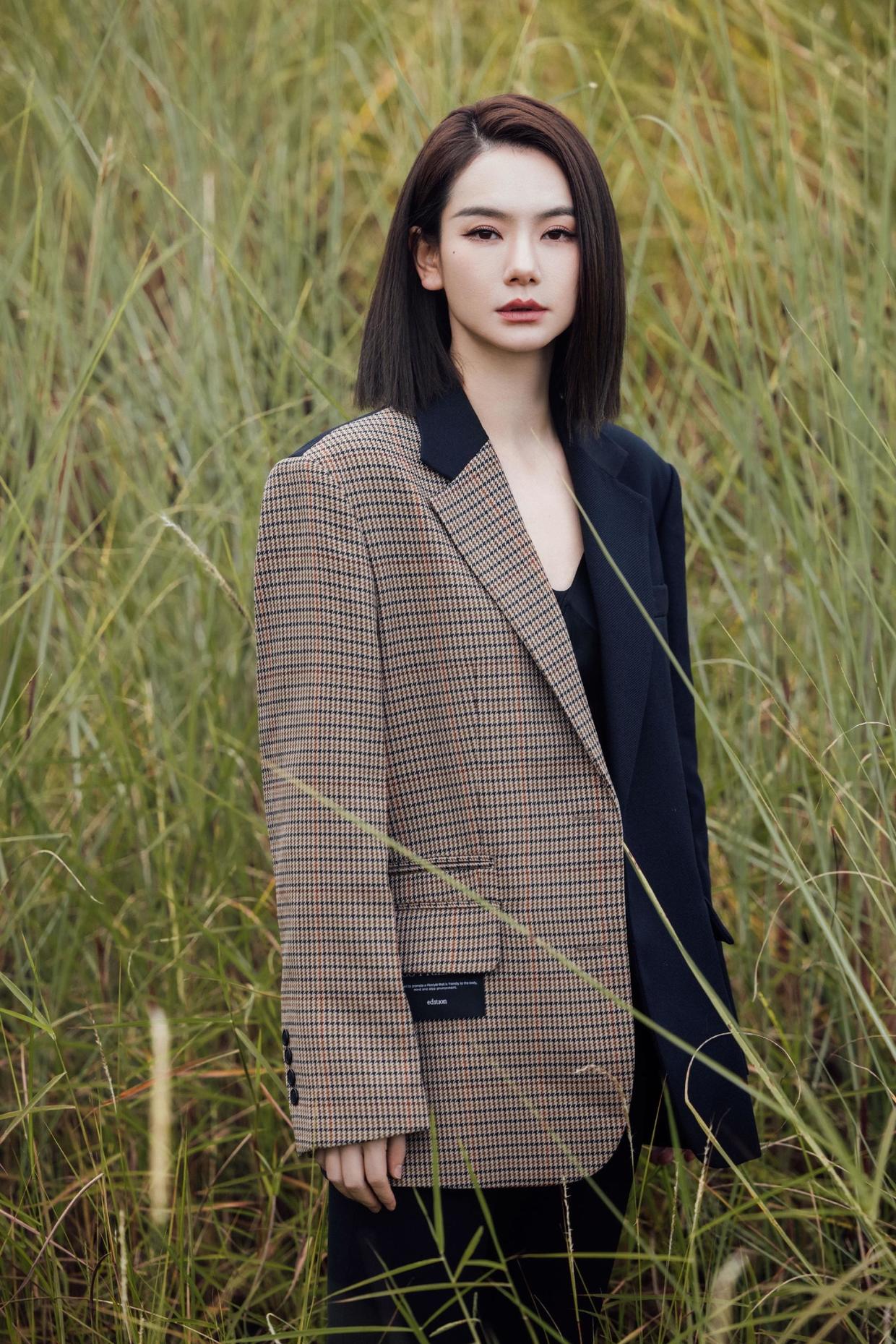 穿一件黑色连衣裙高级洋气,意外美出了新境界|戚薇|垫肩|气质_新浪