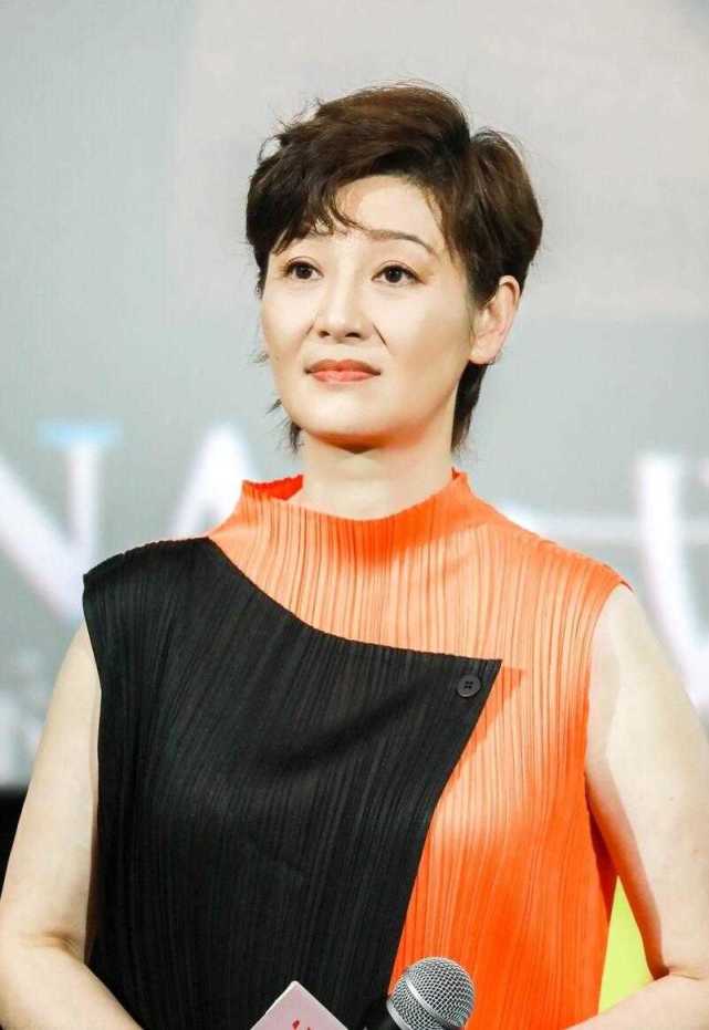 徐帆这回真大胆,这么"亮丽"的连衣裙都敢穿,别说还挺好看的|徐帆|无袖