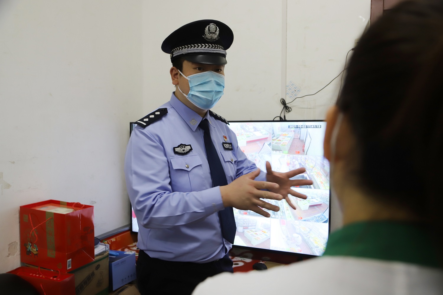 声乐歌剧系毕业的警察叔叔在社区搭建最美舞台