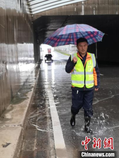 山西太原：持续降雨致路面塌坑 500余名“数字城管”冒雨巡查休闲区蓝鸢梦想 - Www.slyday.coM