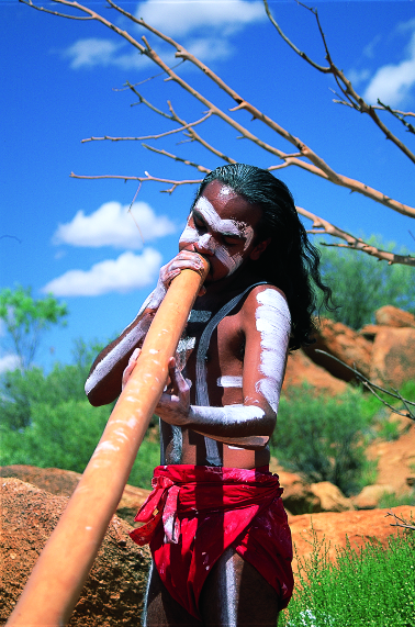 吹奏“迪吉里杜”的原住民青年乐师