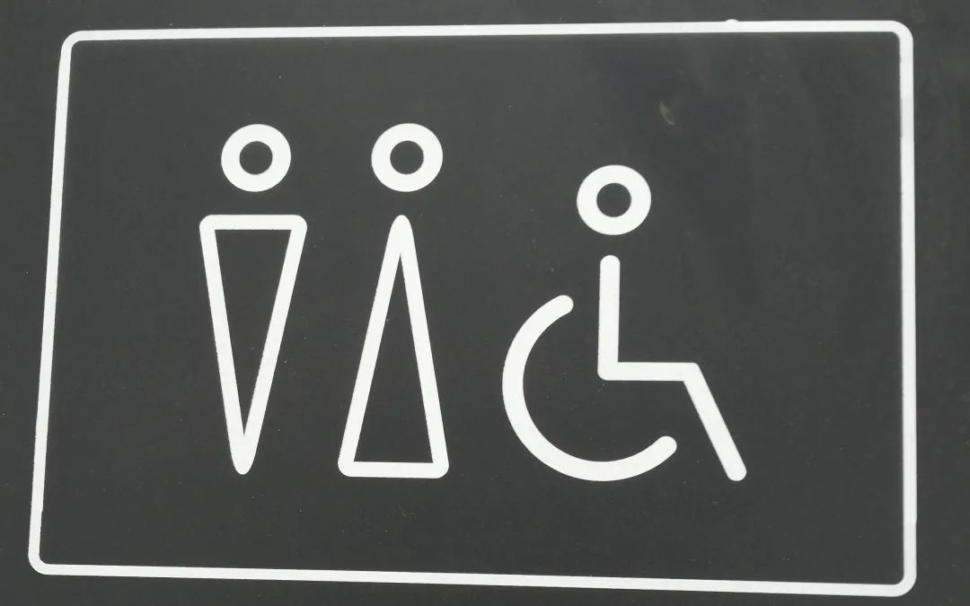 景区男厕所被女士挤爆别只一笑而过