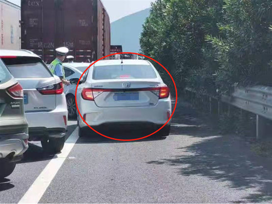 男子举报上百辆占用应急车道车辆！网友：干得漂亮休闲区蓝鸢梦想 - Www.slyday.coM