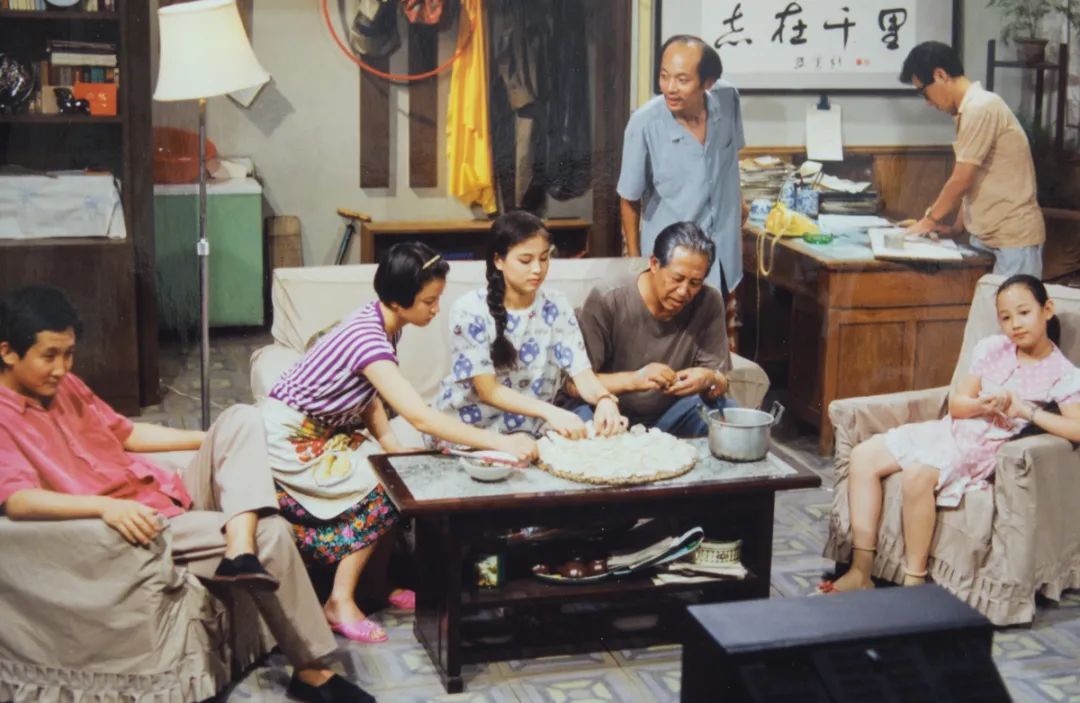 智能手机普及之前，一起看电视是中国家庭最重要的集体活动之一。/ 电视剧《我爱我家》