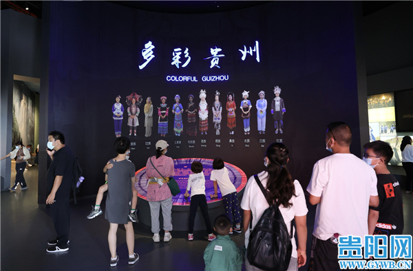 【图集】国庆最后一天 贵阳市民博物馆内“收心”度假期休闲区蓝鸢梦想 - Www.slyday.coM