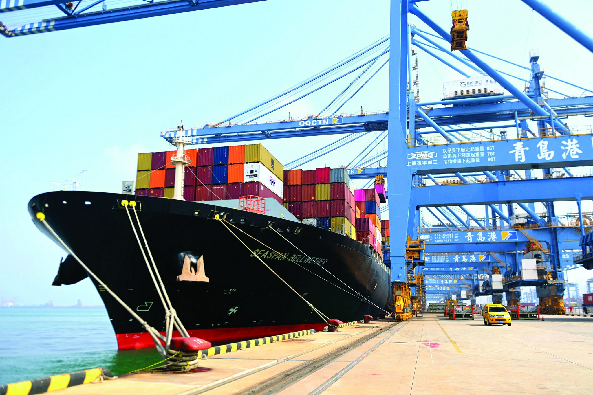 图为山东港口青岛港节日生产一派繁忙,外贸集装箱码头,自动化码头货轮