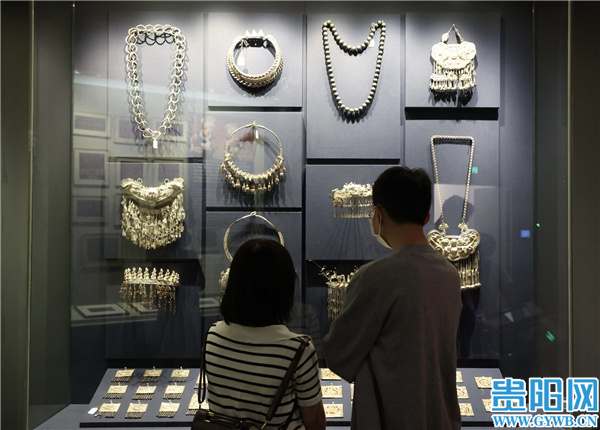 【图集】国庆最后一天 贵阳市民博物馆内“收心”度假期休闲区蓝鸢梦想 - Www.slyday.coM