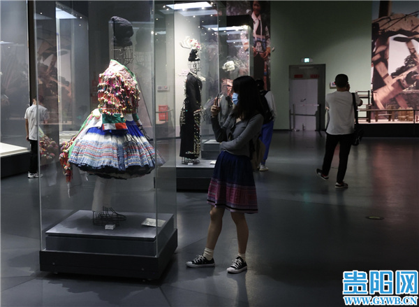 【图集】国庆最后一天 贵阳市民博物馆内“收心”度假期休闲区蓝鸢梦想 - Www.slyday.coM