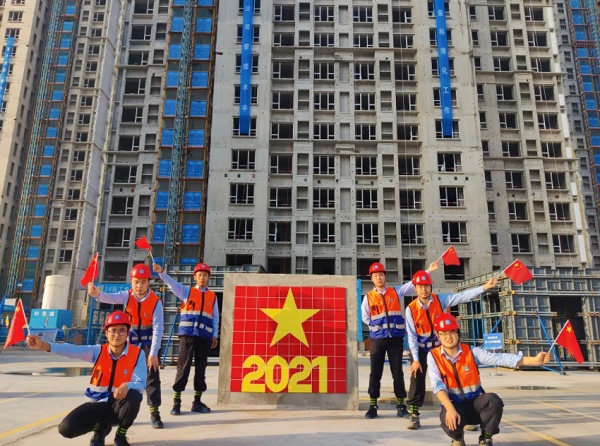 我和国旗合个影青年建设者花式表白祖国