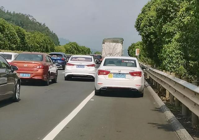 男子拍百张照片举报车辆走应急车道 对此你是支持还是反对？休闲区蓝鸢梦想 - Www.slyday.coM