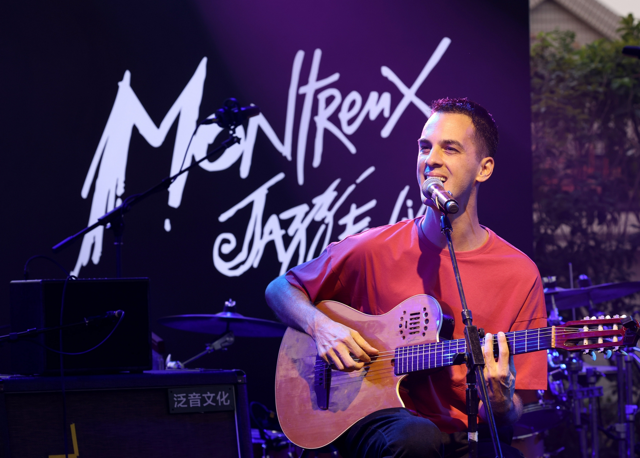 陈建力 摄10月6日,内蒙古摇滚乐队"杭盖乐队"在蒙特勒(中国)爵士音乐