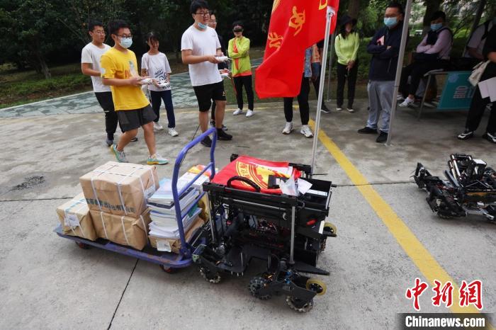 南京航空航天大学迎新“花样”多 粉色“宇航员”吸睛