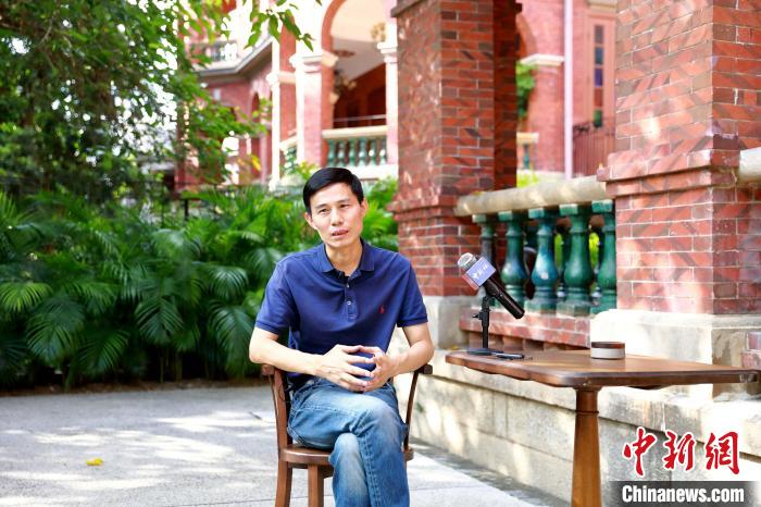 Lin Conghai, president of Gulangyu Family Hotel Merchants Association, accepted an interview with reporters from Chinanews.com.