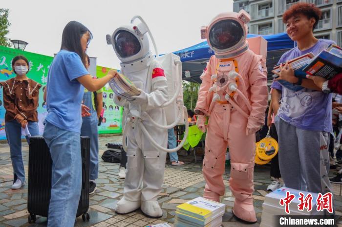 南京航空航天大学迎新“花样”多 粉色“宇航员”吸睛