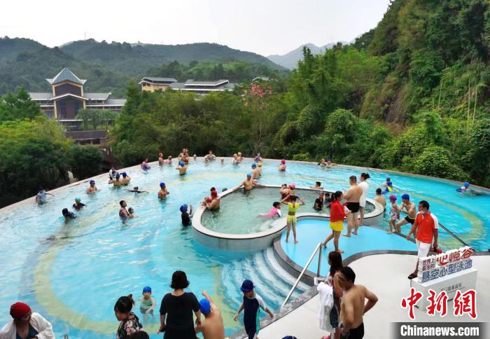 惠州龙门地派温泉森林度假区悬空心形无边际泳池吸引游客体验 李星凯 摄