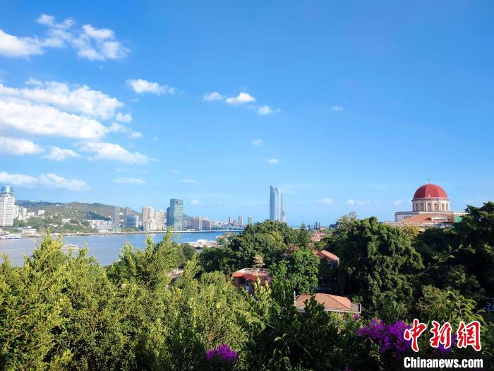 From Gulangyu Island, you can see the beautiful scenery of the sea and the sky.Photo by Yang Fushan