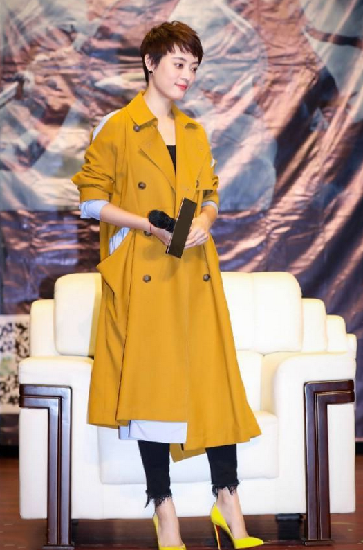 真看不出孙俪快40了一袭黄色风衣洋气又高级时髦度不输00后