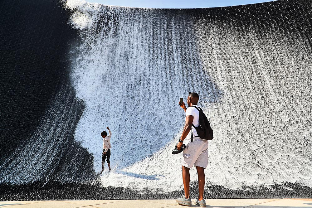 当地时间2021年10月1日，阿联酋迪拜，游客在世博会水景前拍照。