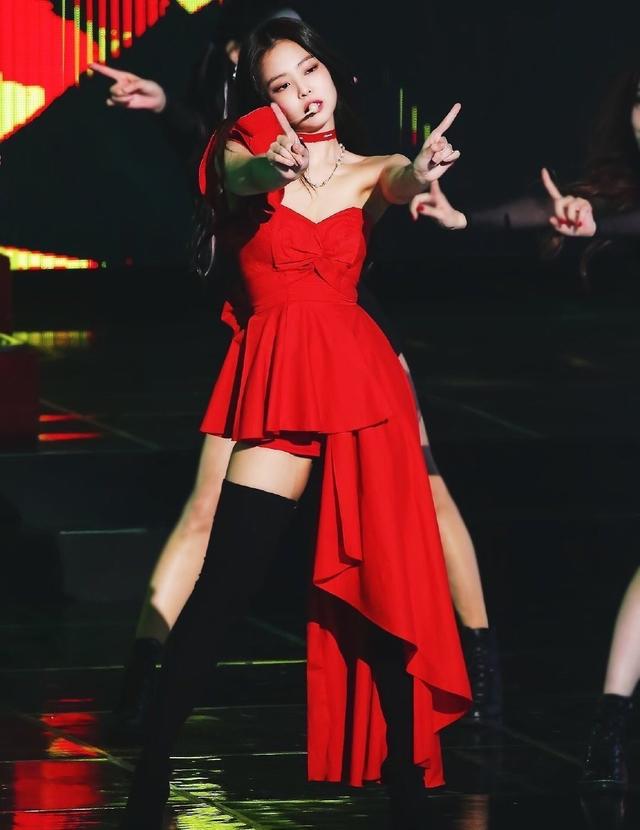 jennie红衣看秀被骂复古氛围没人买账不及红裙扮相惊艳