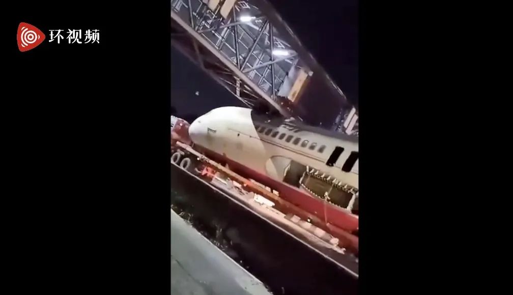 印度天桥下的飞机被卡住 路人拍摄视频时忍不住大笑