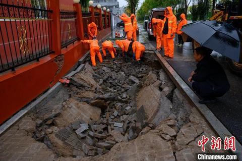 山西太原：持续降雨致路面塌坑 500余名“数字城管”冒雨巡查休闲区蓝鸢梦想 - Www.slyday.coM