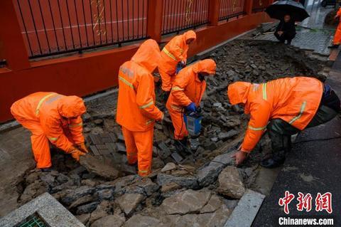 山西太原：持续降雨致路面塌坑 500余名“数字城管”冒雨巡查休闲区蓝鸢梦想 - Www.slyday.coM