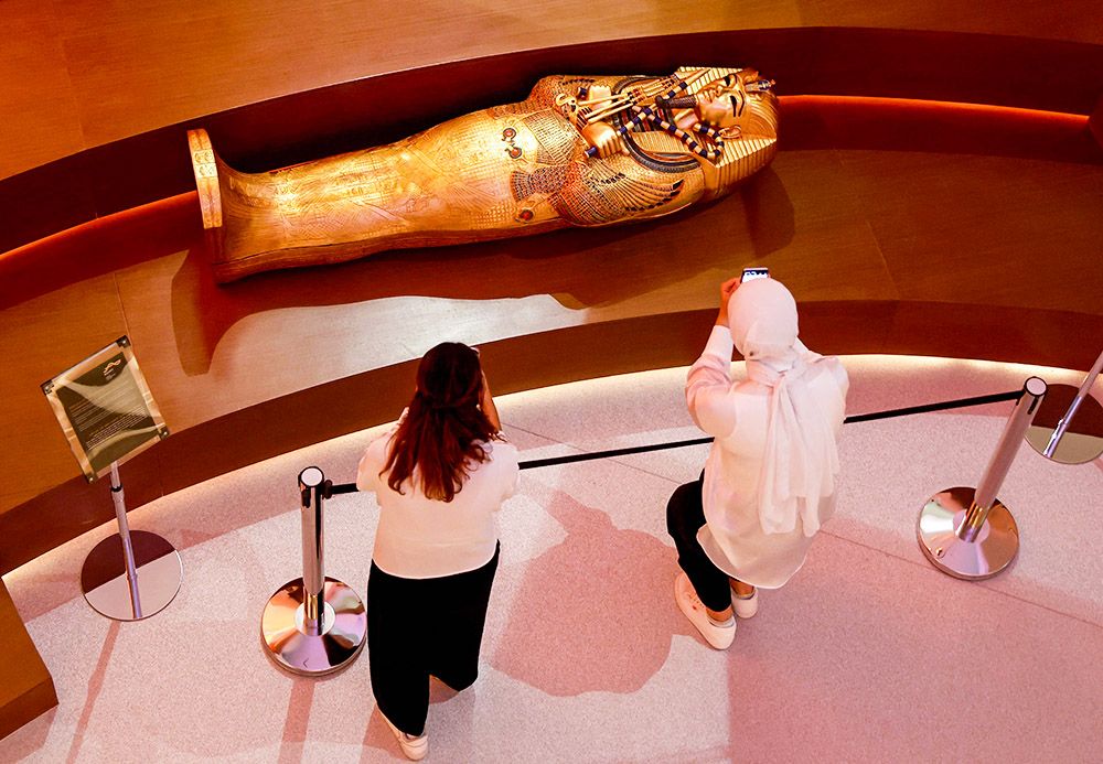 当地时间2021年10月3日，阿联酋迪拜，游客在埃及馆拍摄镀金法老石棺。