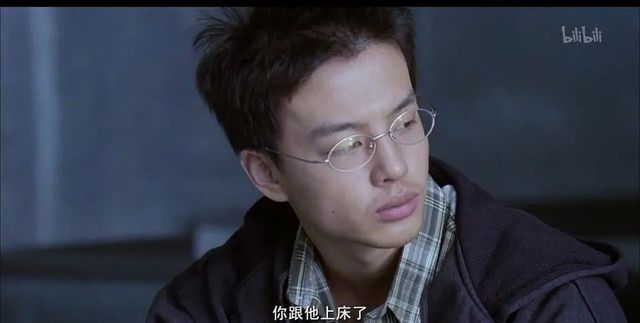 在《蓝色骨头》中,青涩的尹昉扮演一个地下摇滚歌手.