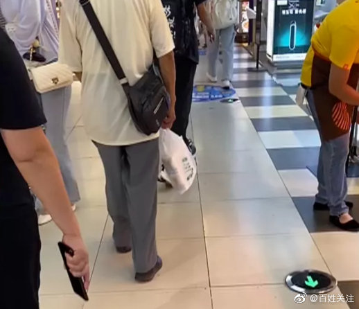 贵阳一老人游走街头屡次伸出咸猪手 广大女性要注意休闲区蓝鸢梦想 - Www.slyday.coM