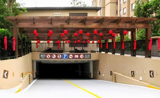 驾驶车辆入地库,怎样才能安全一些,进入地下车库的注意事项