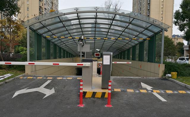 驾驶车辆入地库,怎样才能安全一些,进入地下车库的注意事项