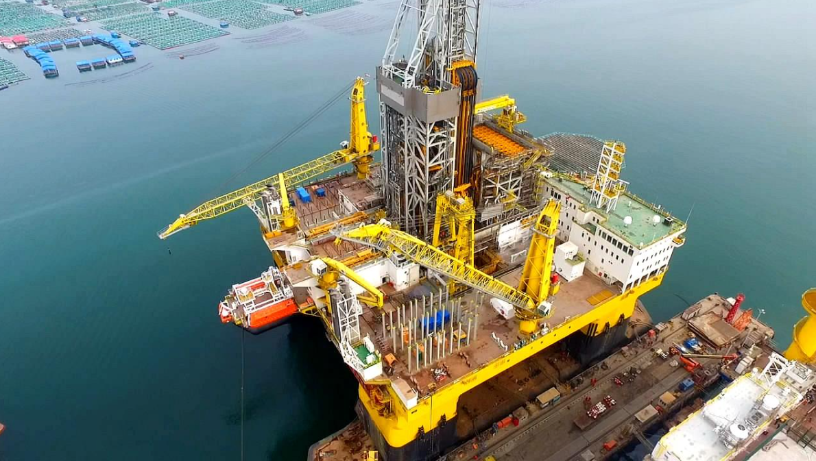 图为蓝鲸二号钻井平台