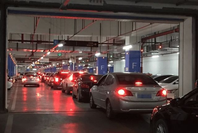 驾驶车辆入地库,怎样才能安全一些,进入地下车库的注意事项