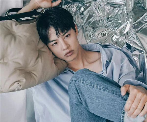 演员尹昉官宣当爸晒老婆孩子全家福孩子小名颇具深意