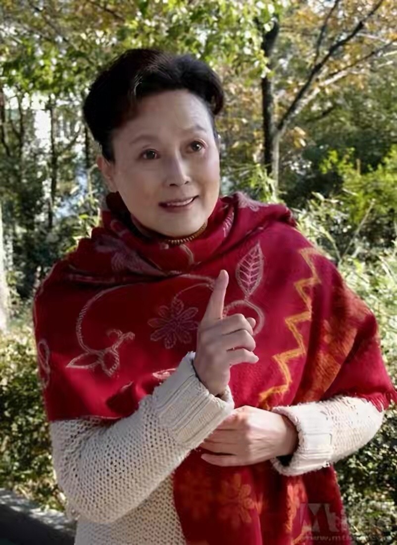 84岁的向梅还是那么迷人黑裙配红披肩优雅端庄真是美了一辈子