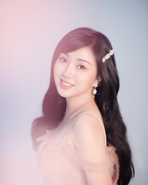 近日,正值国庆期间,中国内地女歌手肖洋一组元气大片新鲜出炉,写真中