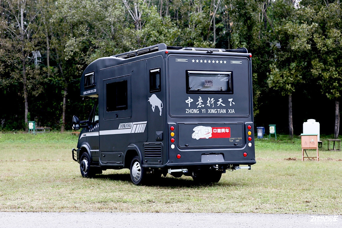 国产65t依维柯欧胜底盘加持实拍2022款中意极致双拓展房车