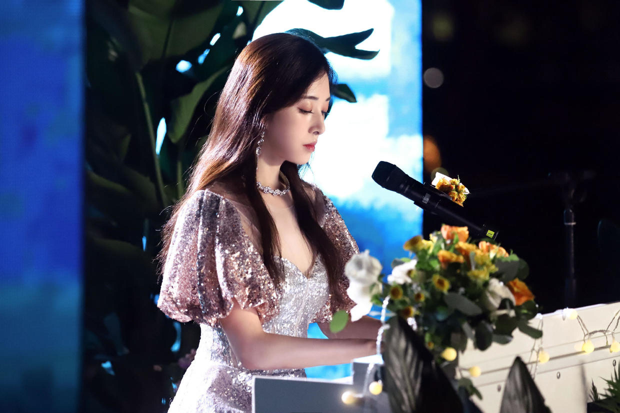 张含韵也太会保养了穿鎏光礼服裙温柔高贵32岁看着像00后