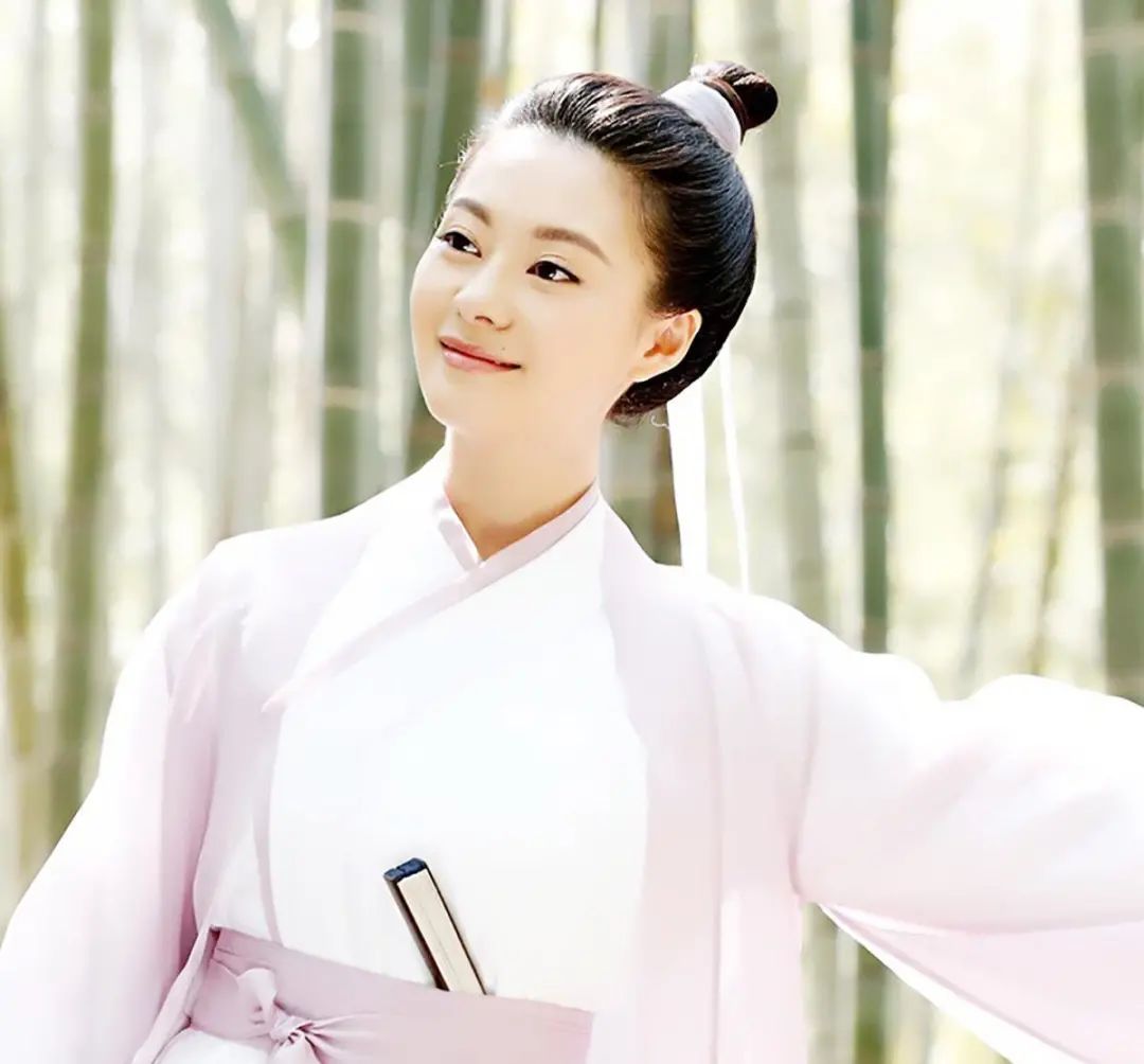 在《十里桃花》中,王汀跟热巴演的凤九对手戏比较多,她一袭男装恣意