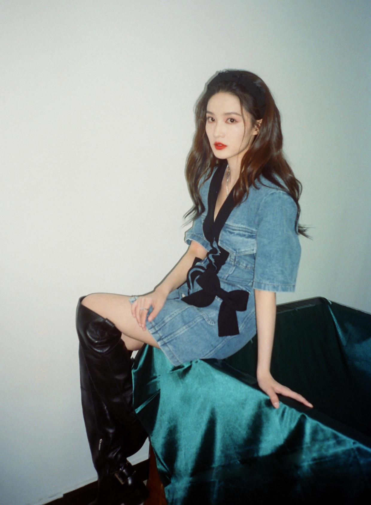 李沁的气质真是无敌了穿v领牛仔裙出镜配长靴显高又有气场