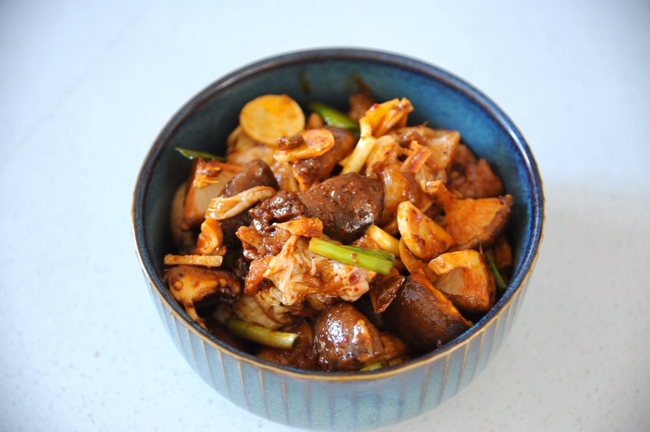 鸡块搭配着香菇一起蒸肉质鲜嫩又可口制作简单又美味