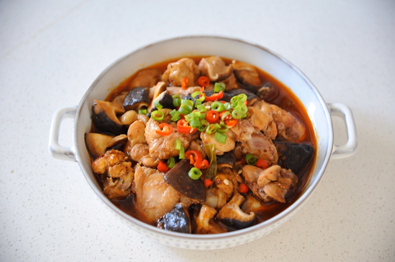 鸡块搭配着香菇一起蒸肉质鲜嫩又可口制作简单又美味