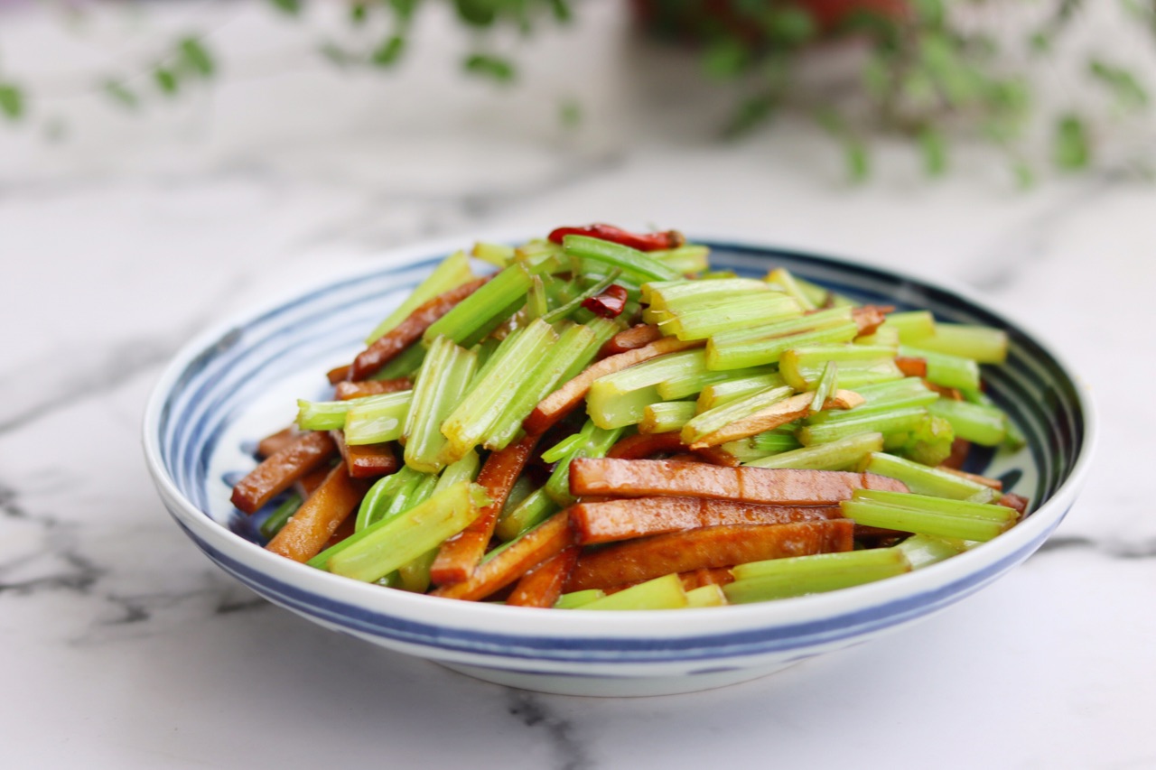 芹菜搭配豆干一起炒芹菜脆爽豆干鲜嫩下饭又解馋